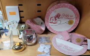 lot 624 image: CERAMIC CONCH SHELL VASE, LIL COWGIRL PLATE WITH CUP SET, CANDLE HOLDERS, SMALL PHOTO FRAMES AND MORE AS SHOWN.