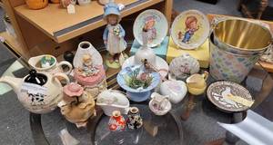 lot 636 image: ROYAL WINTON GRIMWADES (ENGLAND) SMALL CREAMER AND SUGAR, MOTHERS DAY 1981-1982 AS SHOWN.