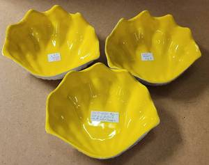 lot 643 image: SET OF 3 YELLOW AND WHITE SHELL SHAPED DISHES AS SHOWN.
