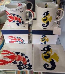 lot 650 image: 2 PLATES AND 2 CUPS IN SEAHORSE AND LOBSTER DESIGNS AS SHOWN.