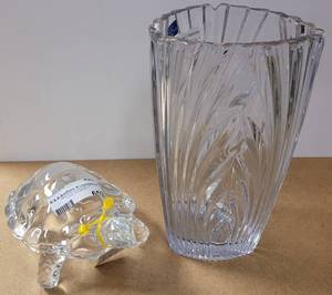 lot 653 image: GLASS TURTLE SCULPTURE AND THICK GLASS FLOWER VASE AS SHOWN.