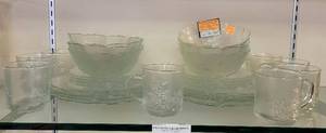 lot 257 image: VINTAGE 32 PIECE KIG INDONESIA DISH SET INCLUDING 8 DINNER PLATES, 8 SALAD PLATES, 8 BOWLS, 8 CUPS IN STYLEDESIGN SHOWN. SEARCH THESE UP