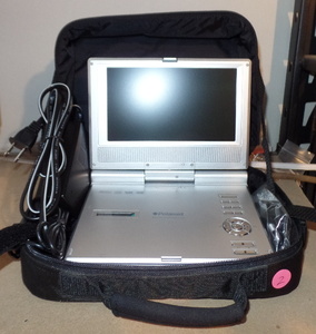 lot 2 image: POLOROID 7 PORTABLE DVD PLAYER - MODEL PDM-0722 WITH TRAVEL CASE
