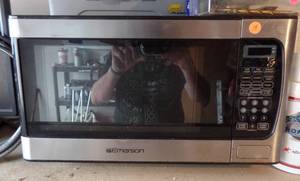 lot 19 image: EMERSON 900 WATT MICROWAVE WITH CAROSEL. POWERS ON