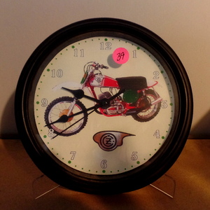 lot 39 image: COOL MOTORCYCLE CLOCK