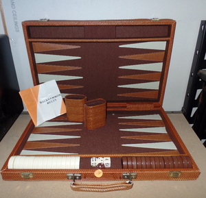 lot 74 image: VINTAGE BACKGAMMON GAME WITHLEATHER BOUND CASE