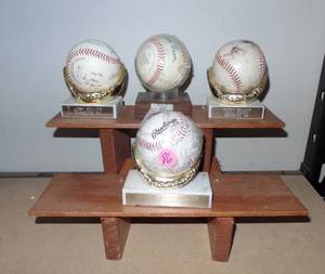 lot 86 image: WOODEN DISPLAY STAND WITH 4 BASEBALLS IN PLASTIC DISPLAY CASES