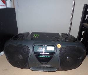 lot 103 image: MAGNAVOX AZ8262 ALL IN ONE BOOM BOX- CDTUNER