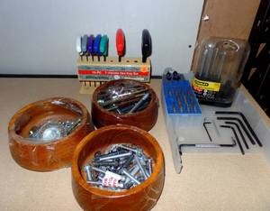 lot 121 image: ASSORTED LOT OF ALLEN KEYS AND NUTS AND BOLTS