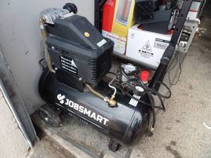 lot 138 image: JOBSMART 10 GALLON125 PSI AIR COMPRESSOR