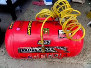 lot 139 image: LARGE PORTABLE AIR TANK WITH GAUGE AND HOSE
