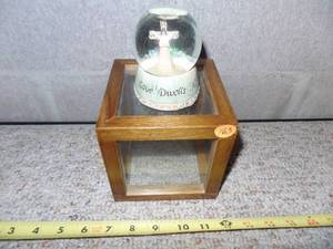 lot 162 image: SMALL RELIGIOUS SNOW GLOBE AND DISPLAY CASE