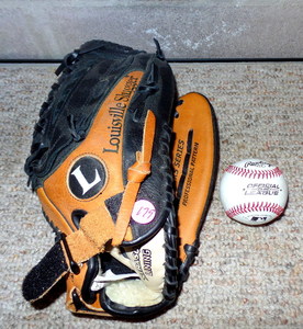 lot 178 image: LOUISVILLE SLUGGERS PLAYERS SERIES BASEBALL GLOVE WITH OFFICIAL LEAGUE BALL (LIKE NEW)