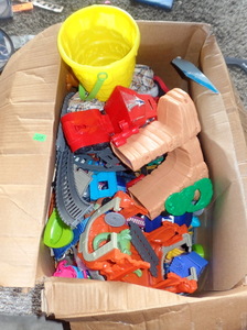 lot 208 image: LARGE BOX OF CHILDRENS TOYS