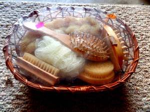 lot 209 image: NICE GRROMING SUPPLY GIFT BASKET - STILL SEALED