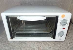 lot 217 image: SMALL COUNTERTOP TOASTER OVEN