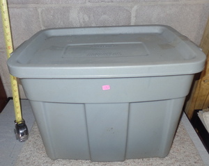 lot 230 image: 18 GALLON ROUGHNECK TOTE AND LID