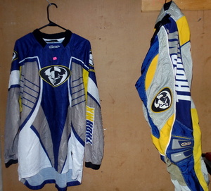 lot 263 image: THOR MX MOTORCROSS RACING SUIT ( MATCHING TOP AND BOTTOMS)