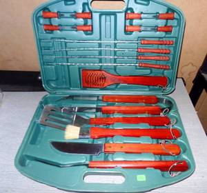 lot 270 image: NICE SET OF OUTDOOR GRILL UTENSILS IN CARRYING CASE