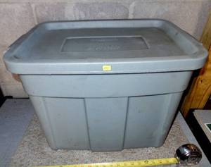 lot 292 image: 18 GALLON ROUGHNECK TOTE AND LID