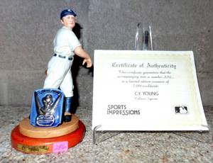 lot 296 image: Cy young SPORTS IMPRESSIONS limited edition figurine CRA 1989 edition 31945,000 WITH COA
