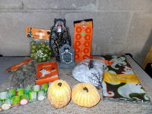 lot 314 image: CUTE ASSORTED LOT OF HALLOWEEN DECORATIONS