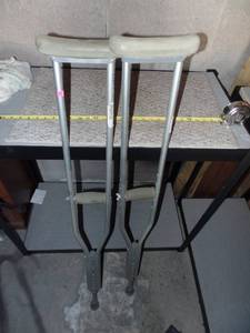 lot 316 image: PAIR OF METAL CRUTCHES - ADJUSTABLE