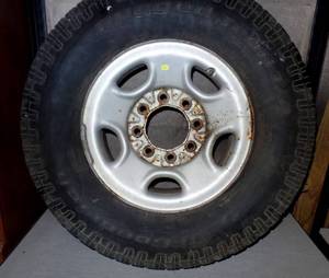 lot 317 image: TRUCK TIRE AND RIM - MEASURES  2757016