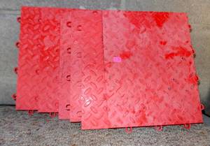 lot 320 image: LOT OF 12 X 12 HARD PLASTIC SNAP TOGETHER TILES
