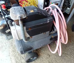 lot 327 image: PORTABLE AIR COMPRESSER WITH HOSE