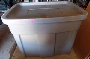 lot 332 image: 18 GALLON ROUGHNECK TOTE AND LID