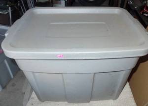 lot 333 image: 18 GALLON ROUGHNECK TOTE AND LID