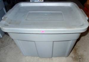lot 334 image: 18 GALLON ROUGHNECK TOTE AND LID