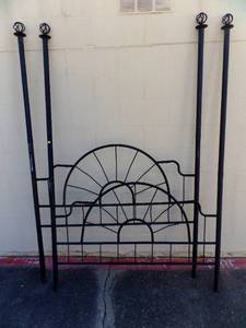 lot 339 image: FULL SIZE METAL HEADBOARD & FOOTBOARD WITH ORNATE POSTS