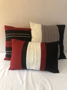 lot 42 image: Decorative pillows