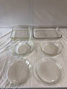 lot 63 image: Glass Baking Dishes