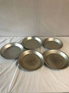 lot 67 image: Metal baking pans