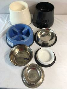 lot 77 image: Dog Bowls
