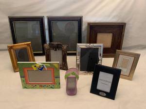 lot 14 image: #4 Picture Frames