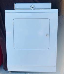 lot 17 image: Maytag Dryer
