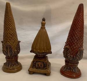 lot 8 image: 3 Decoratve Ceramic pieces
