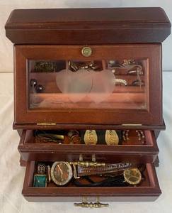 lot 101 image: Jewlery box