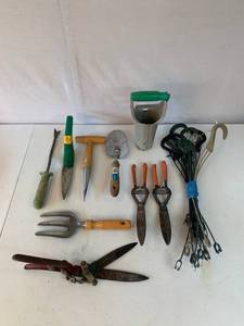 lot 102 image: Gardening Tools
