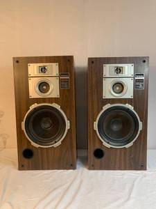 lot 95 image: Vintage Technics 3 Way speaker system