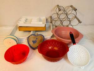lot 120 image: Kitchen items