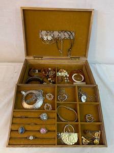 lot 128 image: Jwelery Box with jewlery