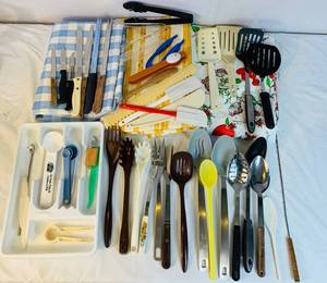 lot 129 image: Assorted kitchen items