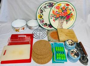 lot 130 image: Assorted Kitchen items
