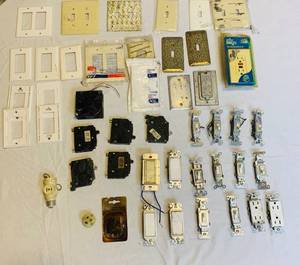 lot 149 image: Large Lot of Electrical items