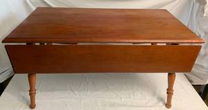 lot 175 image: Vintage side table